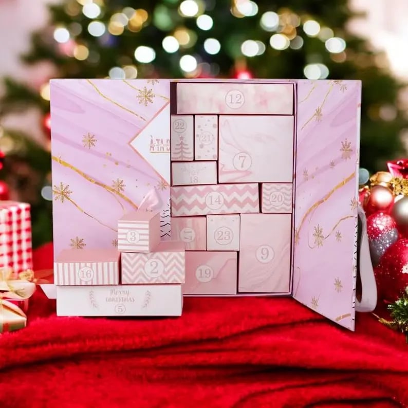 JulgåvaBox™ 🎁 24 dagar med överraskningar — Rosa marmoradventkalender 2025