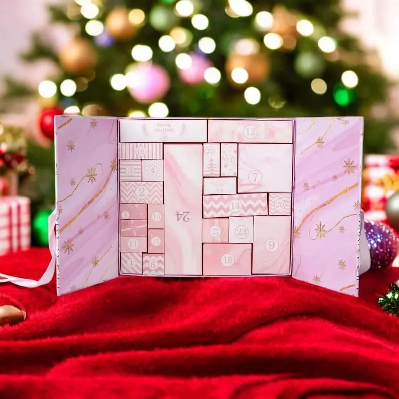 JulgåvaBox™ 🎁 24 dagar med överraskningar — Rosa marmoradventkalender 2025